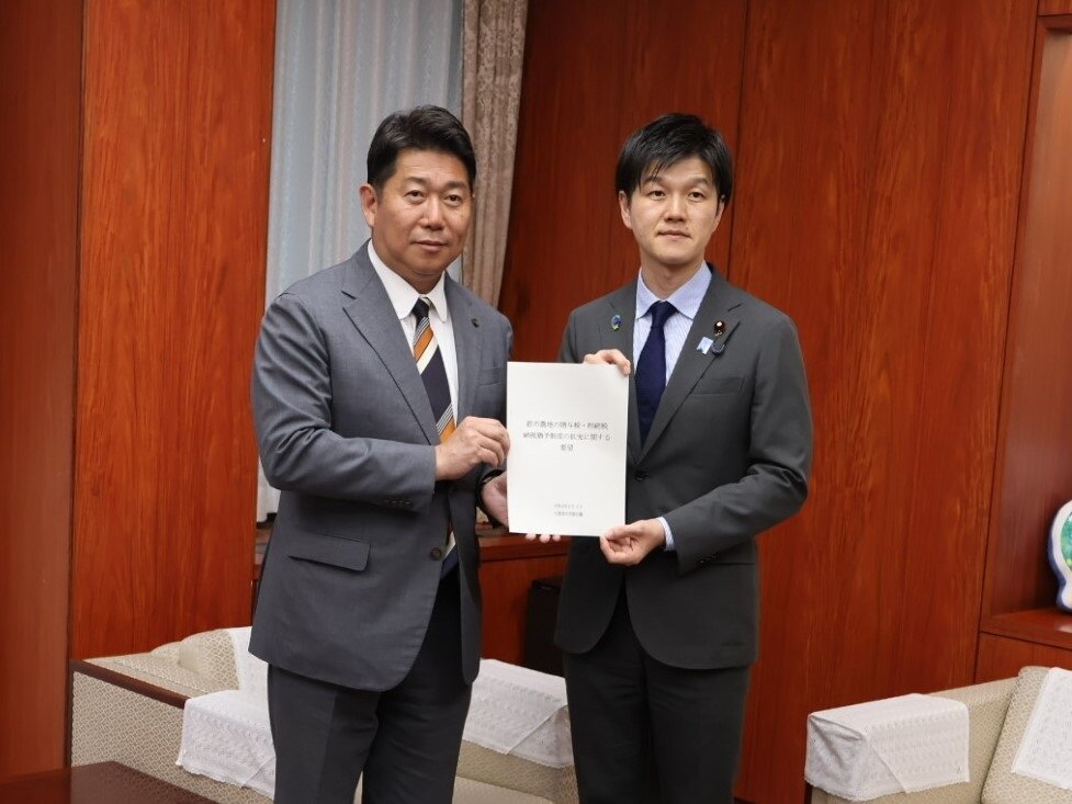 ↑写真は左から、福田市長、鈴木農林水産大臣